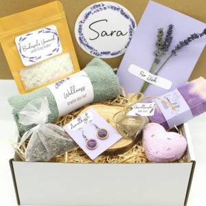Vegan: Personalisierte Geschenkbox Lavendel Wellnessbox handgemachte Seife Amethyst Ohrringe Geschenk Freundin Lavendel Bild 1
