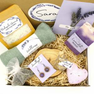 Vegan: Personalisierte Geschenkbox Lavendel Wellnessbox handgemachte Seife Amethyst Ohrringe Geschenk Freundin Lavendel Bild 6
