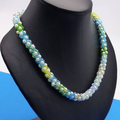 Halskette, pastell  Häkelkette, weiß blau grün, Länge 45 cm, Glasperlenkette, Rocailles, Häkelschmuck, Handarbeit