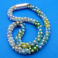 Halskette, pastell  Häkelkette, weiß blau grün, Länge 45 cm, Glasperlenkette, Rocailles, Häkelschmuck, Handarbeit Bild 2