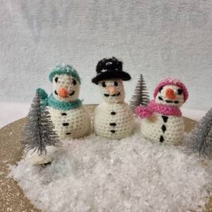 Kleine gehäkelte Schneemänner, verschiedene Ausführungen Bild 1