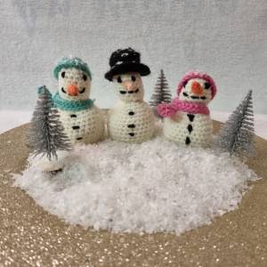Kleine gehäkelte Schneemänner, verschiedene Ausführungen Bild 2