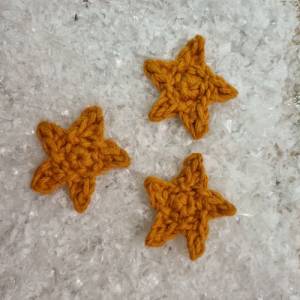 Streudeko für Weihnachten und Advent, gehäkelte kleine Sterne in Orange Bild 5