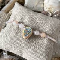 Armband „Pastel Leaf“ - Rocailles-Perlen-Armband mit Farbverlauf, Jade-Perlen und Glas-Blatt Bild 2
