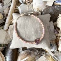 Armband „Herbstblatt“ rosa - Perlenarmband mit Würfeln, Rocailles und zentraler Blatt-Perle aus Glas Bild 3