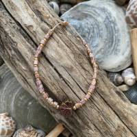 Armband „Herbstblatt“ rosa - Perlenarmband mit Würfeln, Rocailles und zentraler Blatt-Perle aus Glas Bild 5