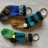 Gastgeschenke für verschiedene Anlässe, Schlüsselanhänger „Kleine Socke“ im 3-er-Set, bunte Schlüsselanhänger Bild 1