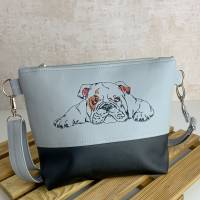 kleine Umhängetasche mit Hundemotiv | Bulldogge | Tasche bestickt und genäht aus Kunstleder | Geschenk Hundefreundin Bild 1