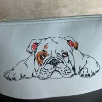 kleine Umhängetasche mit Hundemotiv | Bulldogge | Tasche bestickt und genäht aus Kunstleder | Geschenk Hundefreundin Bild 3