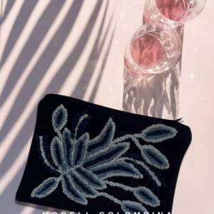 Handgemachte Clutch / Reisetasche mit tropischem Stick-Muster aus 100% natürlich gefärbter Wolle - Handmade in Peru Bild 3