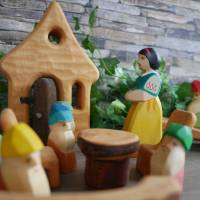 Schneewittchen und 7 Zwerge mit Märchen Wald Holzfiguren, Waldorf Kindergarten Holzspielzeug das ideale Geschenk Bild 4