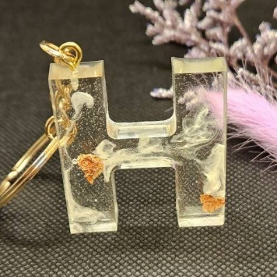 Buchstaben Schlüsselanhänger transparent mit Roségold und weißen Nebeleffekt