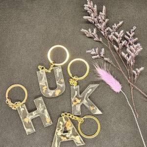 Buchstaben Schlüsselanhänger transparent mit Roségold und weißen Nebeleffekt Bild 4