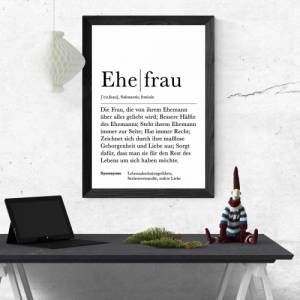 Poster EHEFRAU | Hochzeit | Verlobung | Geschenk | Definition | Eltern | Duden | Mr & Mrs | Hochzeitsgeschenk | Trauzeug Bild 1