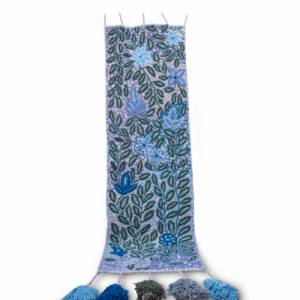 Blauer Läufer, Bettläufer / Tischläufer aus natürlicher Schafwolle mit floraler Bestickung - Handgefertigt in Peru Bild 2