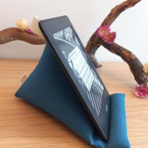 Handysitzsack blau, Sitzkissen für Handy, E-Reader und Tablet, dekorative Ablage für Kommunikationselektronik Bild 1