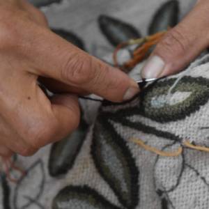 60x30cm Dekokissen | Handgemachter peruanischer Kissenbezug aus grünem Schafwollgewebe & Stickerei aus Baby-Alpakawolle Bild 6