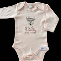 Langarm Baby Body mit Boho Rehkitz und Namen bestickt, personalisierter Babybody mit Reh in rosa, Geschenkidee Geburt Bild 1