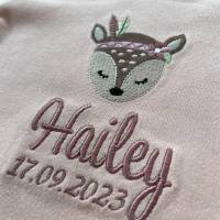 Langarm Baby Body mit Boho Rehkitz und Namen bestickt, personalisierter Babybody mit Reh in rosa, Geschenkidee Geburt Bild 2