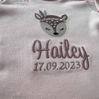 Langarm Baby Body mit Boho Rehkitz und Namen bestickt, personalisierter Babybody mit Reh in rosa, Geschenkidee Geburt Bild 4