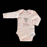 Langarm Baby Body mit Boho Rehkitz und Namen bestickt, personalisierter Babybody mit Reh in rosa, Geschenkidee Geburt Bild 6