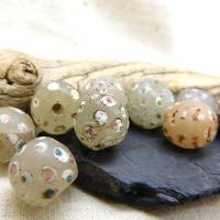 9 alte weiße Skunk Perlen mit farbigen Punkten - milchig weiße venezianische Handelsperlen - Augenperlen Bild 2