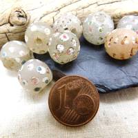 9 alte weiße Skunk Perlen mit farbigen Punkten - milchig weiße venezianische Handelsperlen - Augenperlen Bild 3