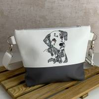 kleine Umhängetasche mit Hundemotiv | Dalmatiner | Tasche bestickt und genäht aus Kunstleder | Geschenk Hundebesitzerin Bild 1