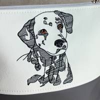 kleine Umhängetasche mit Hundemotiv | Dalmatiner | Tasche bestickt und genäht aus Kunstleder | Geschenk Hundebesitzerin Bild 4