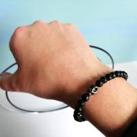 Elastisches Armband mit schwarzen Lavasteinperlen und Totenkopf Bild 3