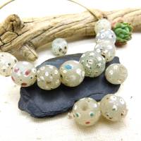 12 alte weiße Skunk Perlen mit farbigen Punkten - milchig weiße venezianische Handelsperlen - Augenperlen Bild 1