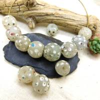 12 alte weiße Skunk Perlen mit farbigen Punkten - milchig weiße venezianische Handelsperlen - Augenperlen Bild 3