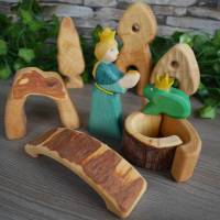 Froschkönig mit Prinzessin im Märchen Wald Holz Figuren, Waldorf Kindergarten Holzspielzeug das ideale Geschenk Bild 1