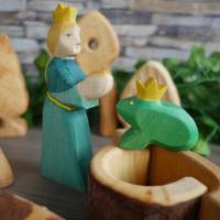 Froschkönig mit Prinzessin im Märchen Wald Holz Figuren, Waldorf Kindergarten Holzspielzeug das ideale Geschenk Bild 6