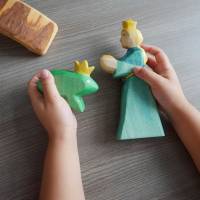 Froschkönig mit Prinzessin im Märchen Wald Holz Figuren, Waldorf Kindergarten Holzspielzeug das ideale Geschenk Bild 7