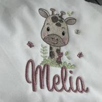 weißes Kapuzen-Badetuch mit süßer Giraffe und Wunschnamen bestickt, personalisierte Geschenkidee zur Geburt Bild 5