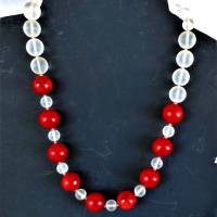 Ausdruckstarke Halskette für Damen mit roten Korallen und mattiertem Crystal für den Wow-Effekt, ein Trendy-U Bild 1
