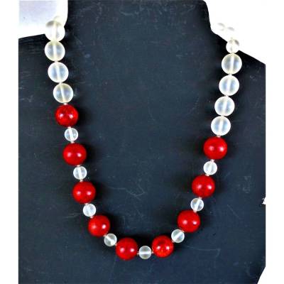 Ausdruckstarke Halskette für Damen mit roten Korallen und mattiertem Crystal für den Wow-Effekt, ein Trendy-U