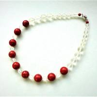 Ausdruckstarke Halskette für Damen mit roten Korallen und mattiertem Crystal für den Wow-Effekt, ein Trendy-U Bild 2