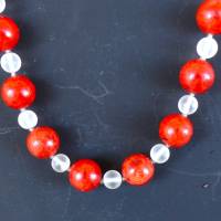 Ausdruckstarke Halskette für Damen mit roten Korallen und mattiertem Crystal für den Wow-Effekt, ein Trendy-U Bild 4