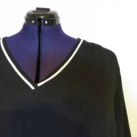 Maritim anmutender schwarzer Pullover mit V -Ausschnitt Bild 4