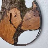 Stilvolle Wanduhr aus Naturholz als einzigartiges Geschenk. Modern und rustikal zugleich. Eingefasst in einen Fassring Bild 7