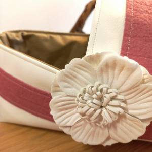 Weißes Utensilio aus Kunstleder in frühlingshaften Farben mit Blume oder Schmetterling, Geschenk zu Ostern Bild 4