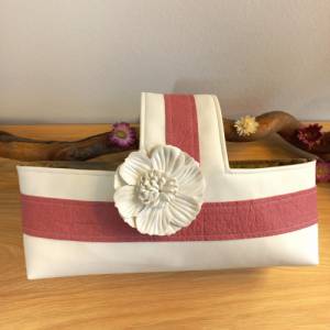 Weißes Utensilio aus Kunstleder in frühlingshaften Farben mit Blume oder Schmetterling, Geschenk zu Ostern Bild 5