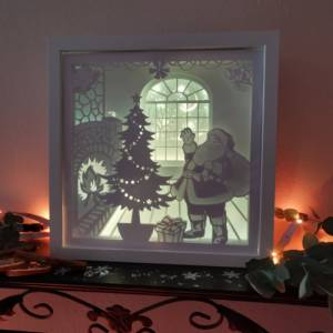 Weihnachtsmann  Beleuchteter Bilderrahm mit Weihnachtsmotiv und Farbwechsel. Bild 1
