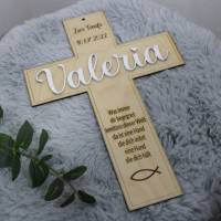 Kinderkreuz mit Namen, Taufspruch und Datum personalisiert  Das personalisierte Taufkreuz aus Holz . Bild 3