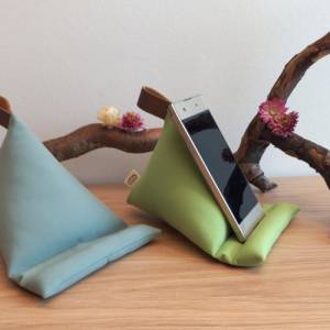 Grüner Sitzsack für Handy, Buch und Ebook-Reader, in apfelgrün oder mintgrün, dekorative Ablage als Geschenk zu Ostern Bild 1