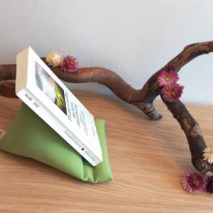 Grüner Sitzsack für Handy, Buch und Ebook-Reader, in apfelgrün oder mintgrün, dekorative Ablage als Geschenk zu Ostern Bild 4