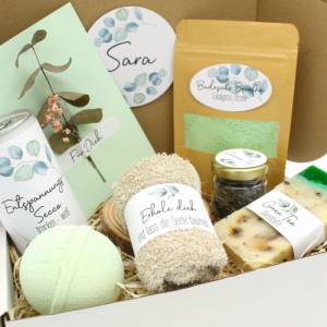 Vegan: Personalisierte Wellnessbox Eukalyptus Geschenkbox Kräuter Seife Badekugel Geschenkidee mit Namen Thymian Grüner Bild 3