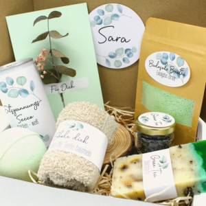Vegan: Personalisierte Wellnessbox Eukalyptus Geschenkbox Kräuter Seife Badekugel Geschenkidee mit Namen Thymian Grüner Bild 4